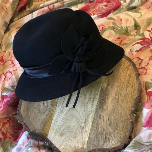 VINTAGE MAGID HATS brand Felted Wool Ladies Elegant Black
Floral Element NEW - Picture 1 of 16